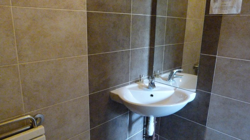 La Maison Des Randonneurs Hostel Auxerre Ruang foto